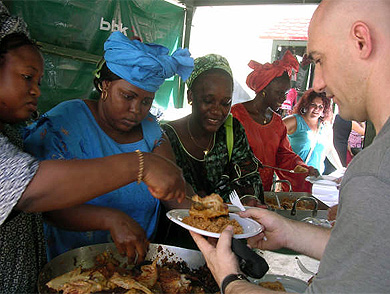 Elorrion bizi diren hamabi kulturatako gastronomia erakustaldia antolatu dute