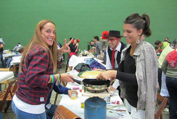 Tortillas y disfraces animan el fin de fiestas de Izurtza