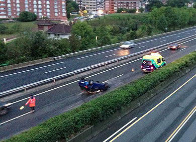 Cerrado un carril de la A-8 en Amorebieta, en sentido Bilbao, por el vuelco de un turismo