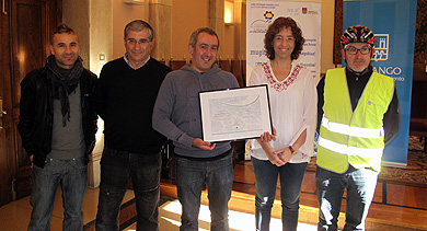 Ciclistas urbanos reivindican una normativa que regule el uso de los bidegorris