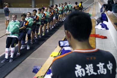 Jóvenes de Taiwán entrenan con el Abadiñoko Sokatira Taldea para mejorar su técnica