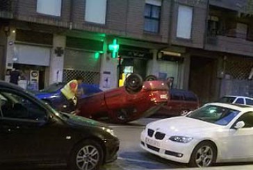 Espectacular vuelco de un coche en Iurreta