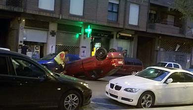 Espectacular vuelco de un coche en Iurreta