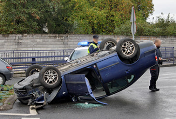 Un herido tras el vuelco de un vehículo en la rotonda de Eroski en Abadiño