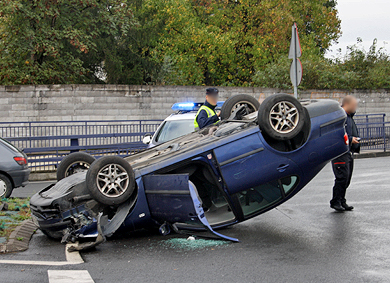 Un herido tras el vuelco de un vehículo en la rotonda de Eroski en Abadiño