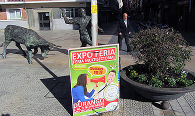 Retiran los carteles “sexistas” por vulnerar la normativa de euskera y colgarse sin permiso