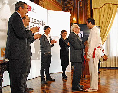 La Diputación entrega el premio honorífico Lauaxeta al zaldibartarra Balendin Lasuen
