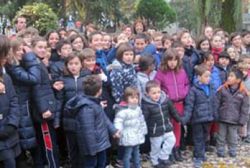 Materiales reutilizables en el árbol de Navidad de Ezkurdi