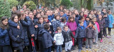 Materiales reutilizables en el árbol de Navidad de Ezkurdi