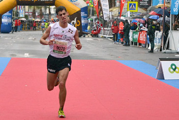 El durangarra Asier Agirre bate el récord de España de media maratón en Santa Pola