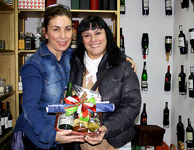 El lote de productos Eusko Label va a manos de la durangarra Maite Garrido