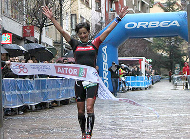 Gurutze Frades comienza la temporada con una clara victoria en el duatlón de Ermua