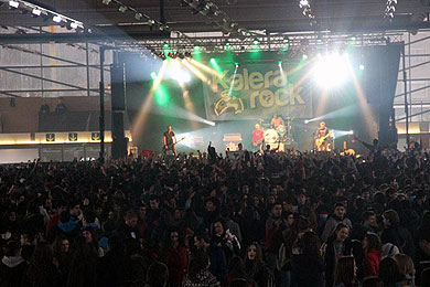 Hamaika talde eta bi disko jartzaile Durangoko hirugarren Kalera Rock jaialdian