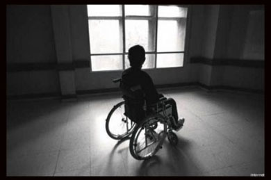 Ata a un alumno discapacitado de Durango a su silla de ruedas y le encierra en un aula sin luz