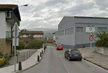 Un carril de Larrasoloeta se corta al tráfico por la reparación de una tubería