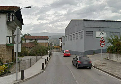 Un carril de Larrasoloeta se corta al tráfico por la reparación de una tubería