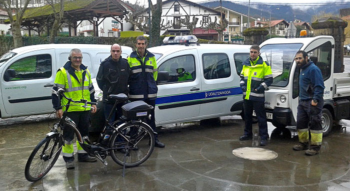 Berriz aumenta su flota de vehículos eléctricos con un furgón para la Policía Municipal