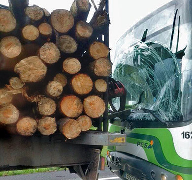 Ocho heridos tras chocar un Bizkaibus contra un camión con troncos en Amorebieta