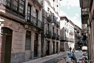 Una adolescente se precipita desde un primer piso de un edificio de Barrenkale