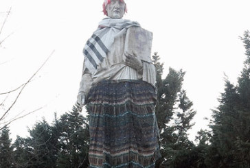 Visten la estatua de Astarloa con una peluca roja y una falda