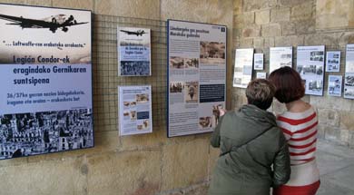 Una exposición se detiene en la destrucción de Gernika por parte de la Legión Condor