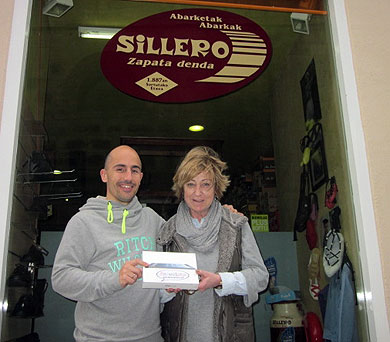 ‘Salerosketak be euskeraz’ ekimenaren bederatzigarren ipad-a eman dute