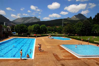 Las piscinas se renuevan para evitar pérdidas de agua y elevar la temperatura del baño