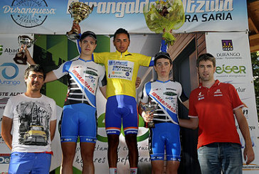 Iñigo Landaluze e Ibai Pastor, del Baqué, se suben al podio de la Durangaldeko Itzulia