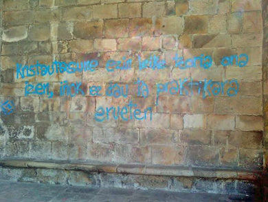 Una pintada en la iglesia de San Trokaz se convierte en objeto de reflexión teológica