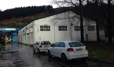 Desalojados varios trabajadores por un incendio en el polígono Cóndor de Amorebieta