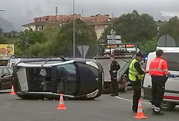 Heridas dos duranguesas tras volcar su coche en Abadiño