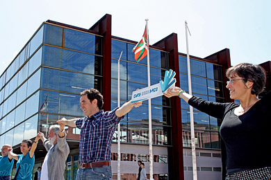 Un centenar de personas unen sus manos en la presentación de ‘Gure esku dago’