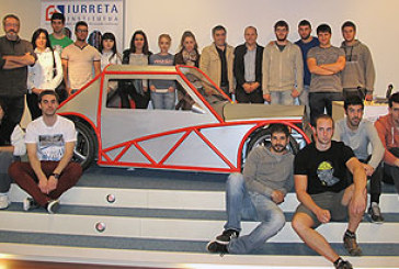 Construyen un coche que rinde un homenaje a un prototipo durangués de los años 50