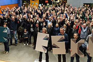 Cientos de personas se suman a la campaña Gure Esku Dago en Durango y Amorebieta