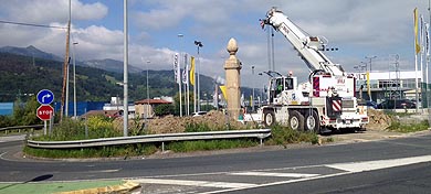 El legendario monolito de Arriandi cambia de ubicación para alejarlo de la carretera