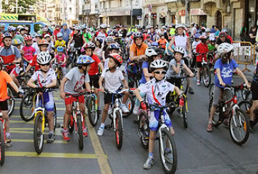 Más de 300 txirrindularis dan el pistoletazo de salida de la primera Bizikleta Eguna