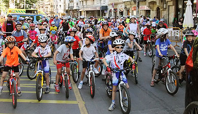 Más de 300 txirrindularis dan el pistoletazo de salida de la primera Bizikleta Eguna