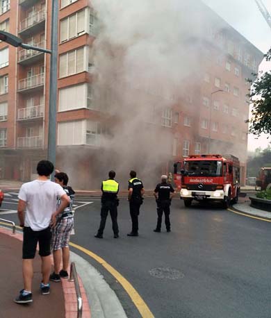 Doce familias pasan la noche fuera de sus casas por el incendio del restaurante chino
