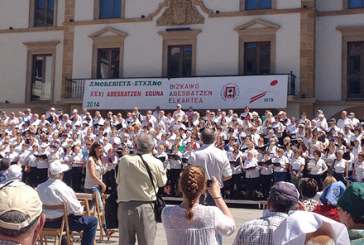 Las voces de 48 coros llenan las calles de Amorebieta