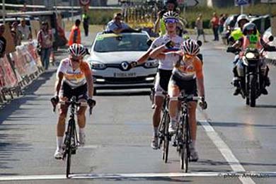 El Rabobank de Vos domina el inicio de la Emakumeen Bira