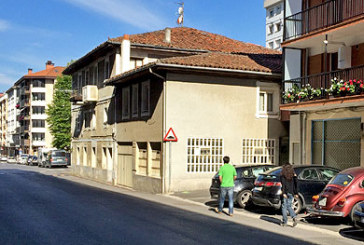 Una nueva acera en la calle Euskal Herria mejorará el acceso a las escuelas