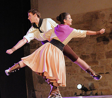 Mediterraneoko eta Kantauriko folkloreaz gozatzeko aukera, Durangon Folk  jaialdiarekin