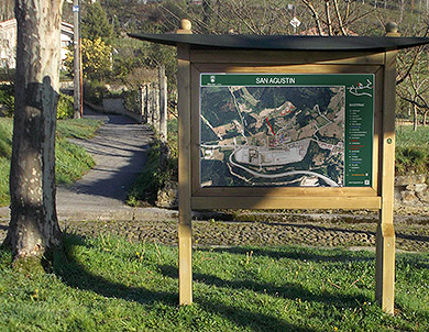 Las nuevas señales de acceso a los barrios de Elorrio emulan las de itinerarios de montaña