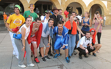 La cuadrilla MacFlurriak se impone en el desfile de Santanatxu