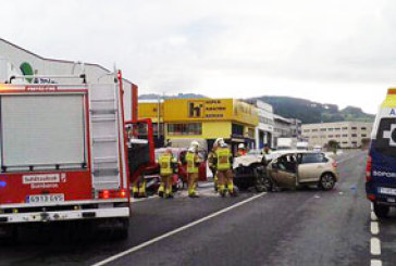 Dos personas resultan heridas en un choque frontal en Berriz