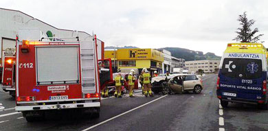 Dos personas resultan heridas en un choque frontal en Berriz