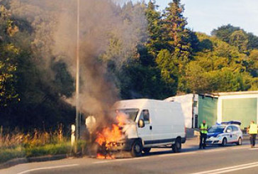 Furgoneta en llamas