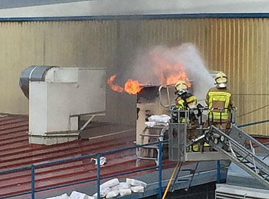 Un incendio en una empresa de Durango obliga a cerrar el acceso principal a San Fausto