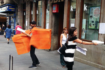 ‘Ladrillos’ humanos en contra de los desahucios y las viviendas vacías en Durango