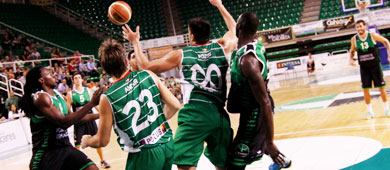 El Zornotza debuta con un gran triunfo en casa del Cáceres